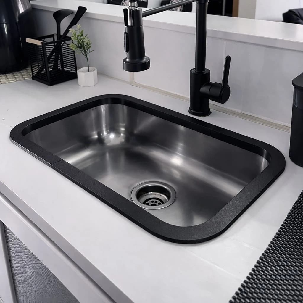 BordaProtect preto instalado ao redor de uma pia clara
