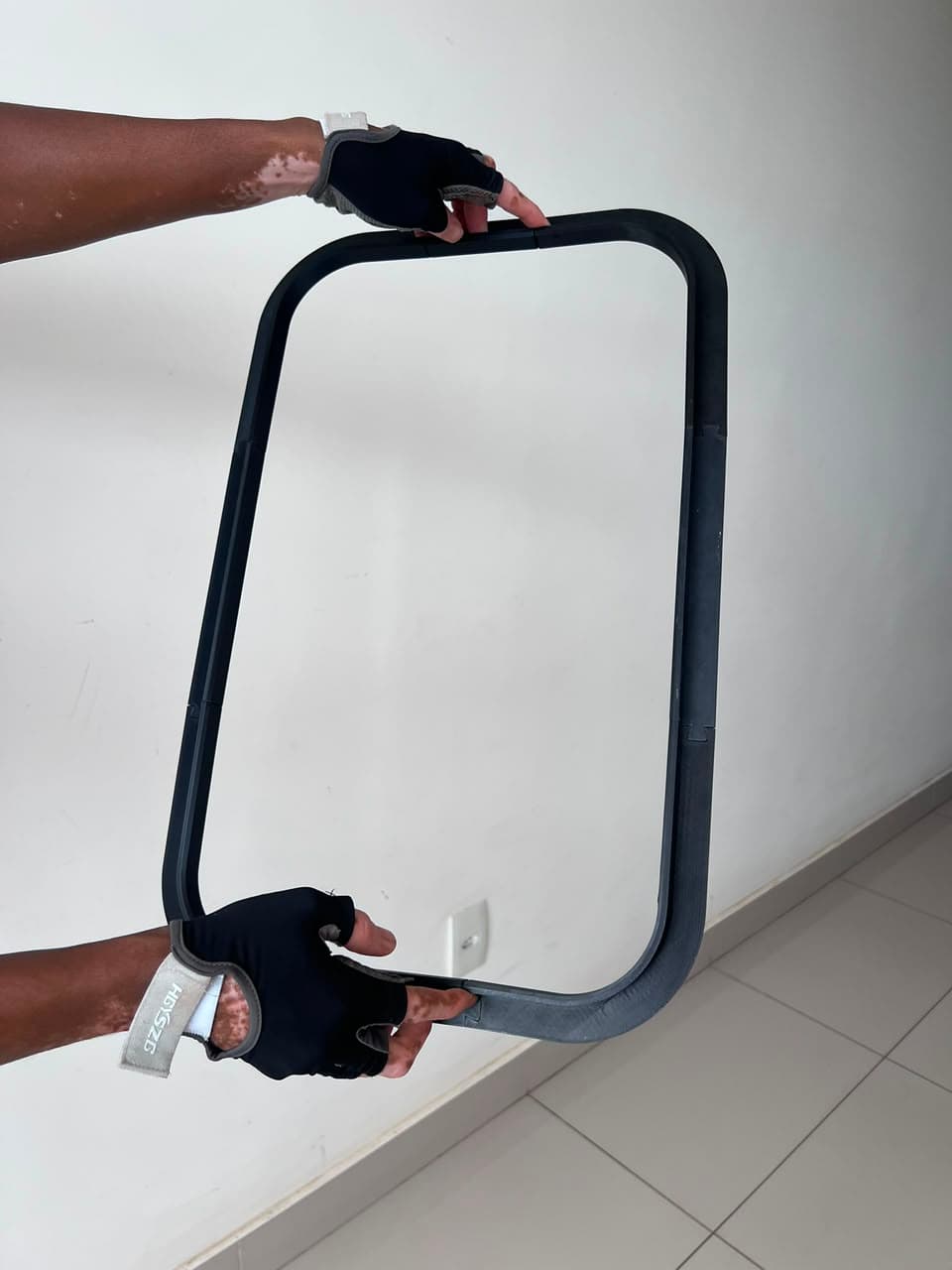 Conjunto real do BordaProtect preto segurado pelas duas extremidades